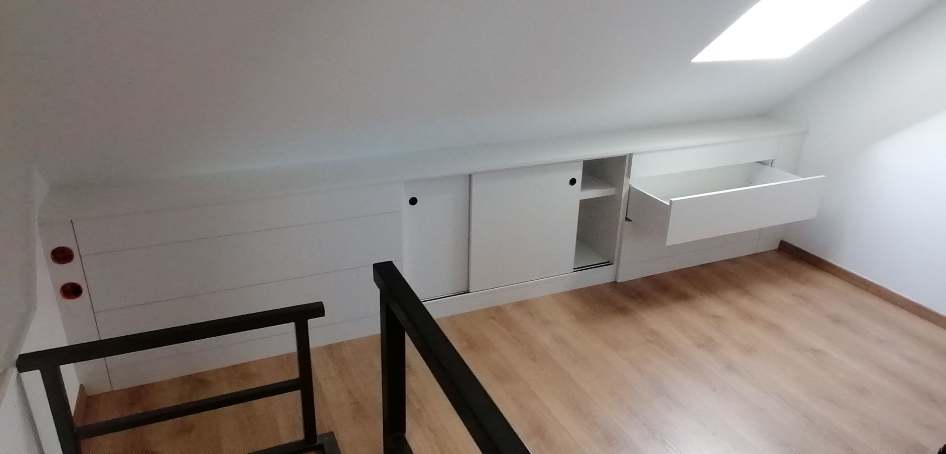 Rangements sur mesure pour des combles aménagés, avec des placards coulissants et des tiroirs