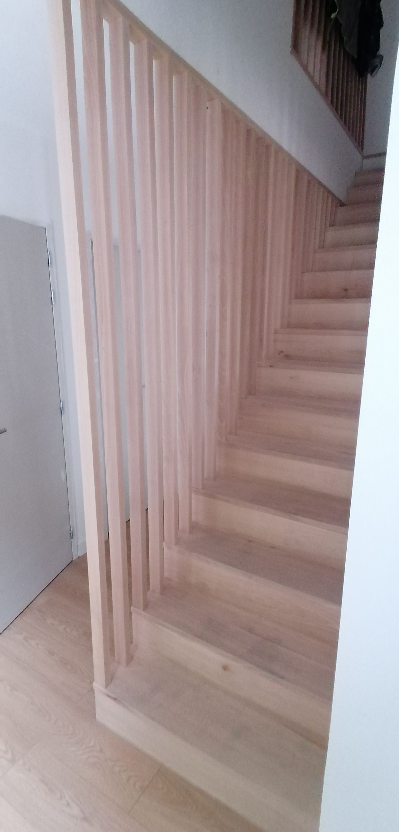 Pose de claustras en bois pour délimiter la cage d'escalier