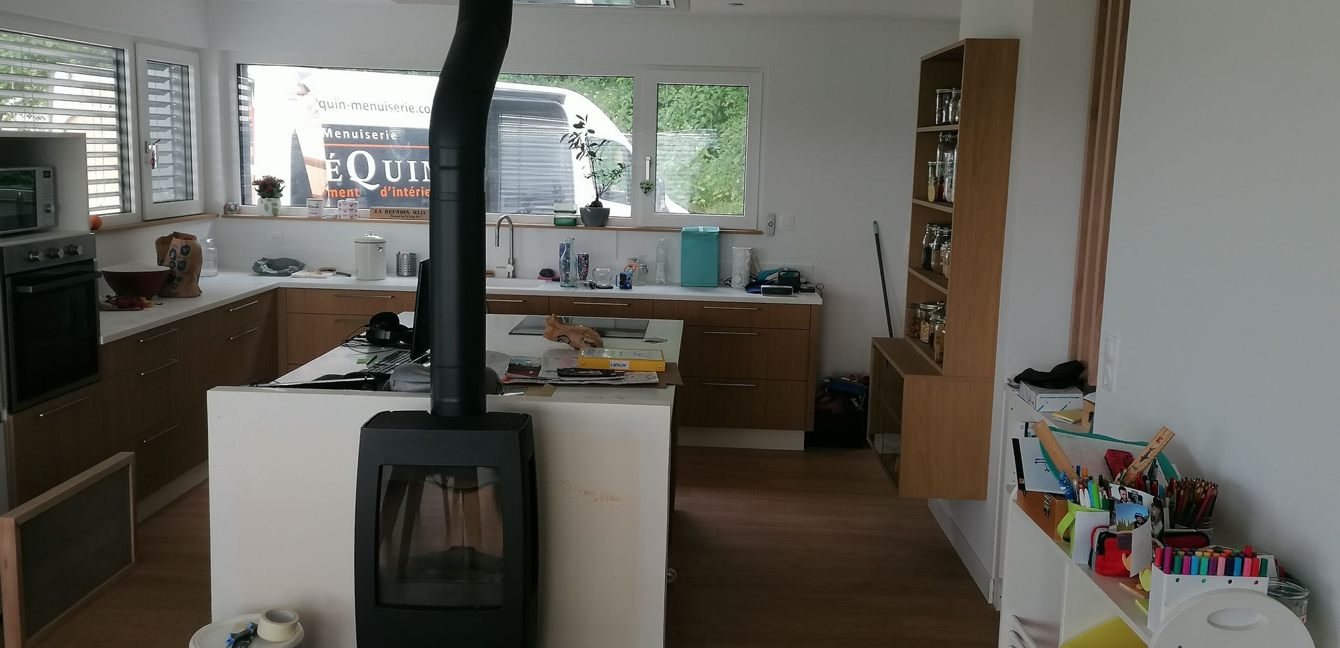 Cuisine sur mesure aménagée avec un meuble suspendu mural pour les denrées alimentaires et bocaux