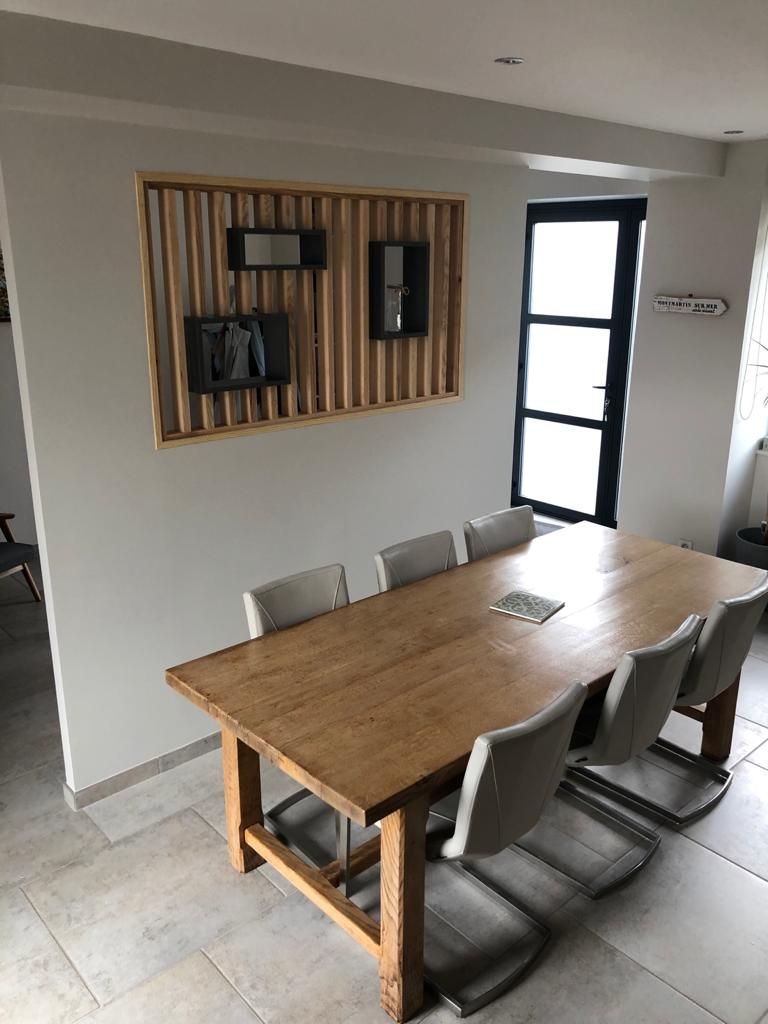 Étagères disposées dans des claustras au bois murales pour y placer des décorations