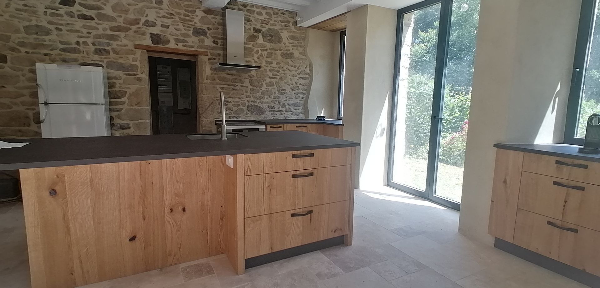 Meubles de cuisine sur mesure en chêne querkus corian et gris