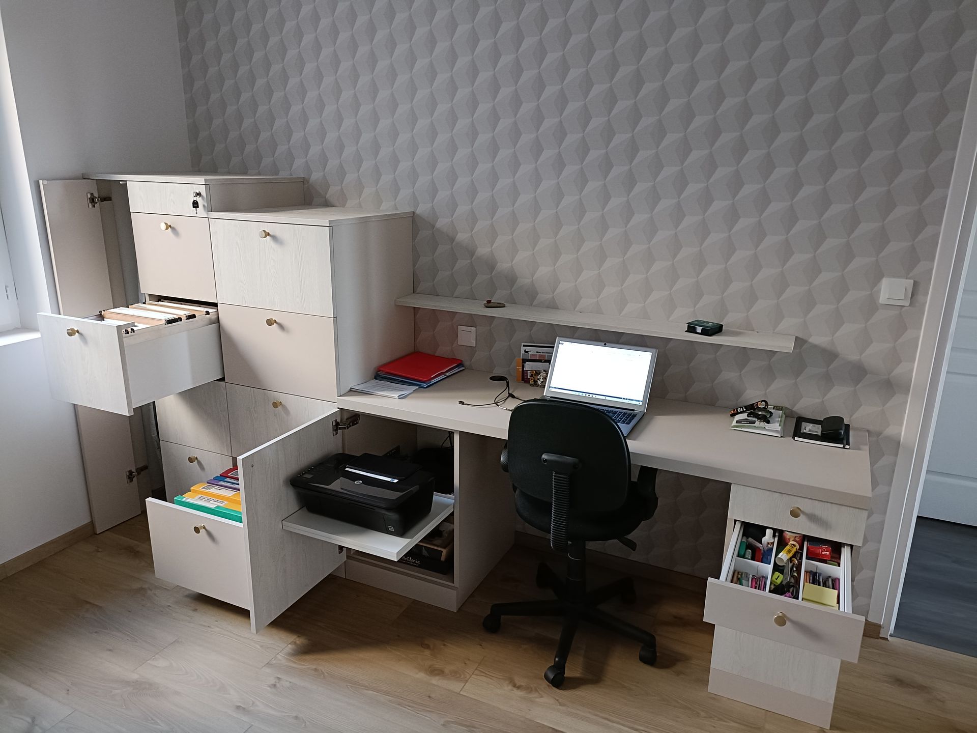 Bureau blanc sur mesure avec de nombreux rangements