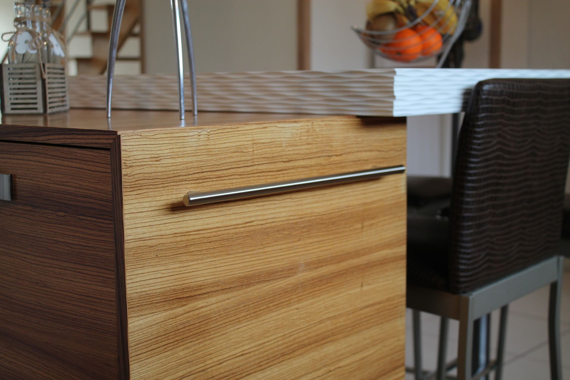 Gros plan sur un placard de cuisine en chêne bardolino