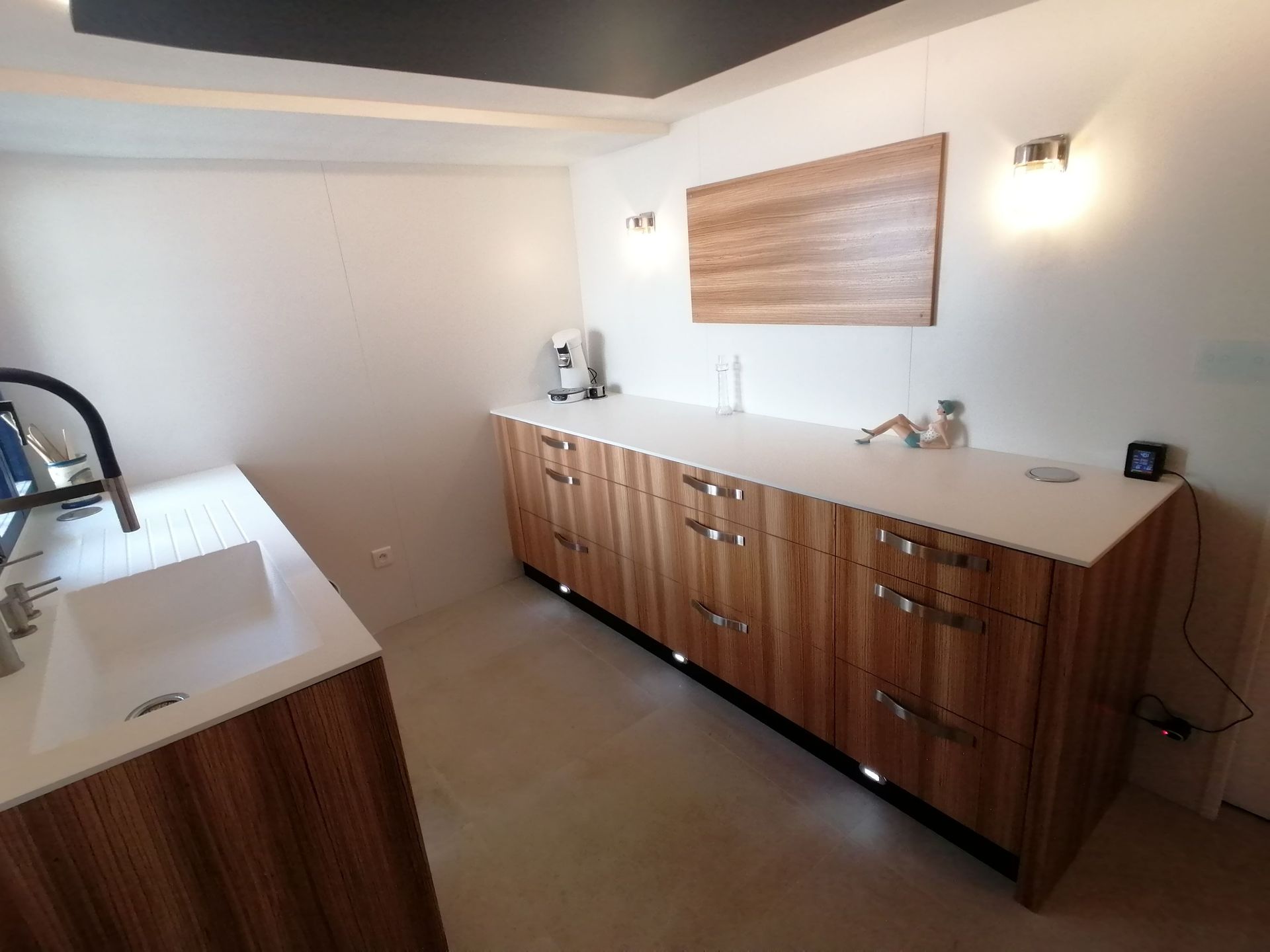 Cuisine sur mesure avec un esprit bois zébrano et du corian blanc