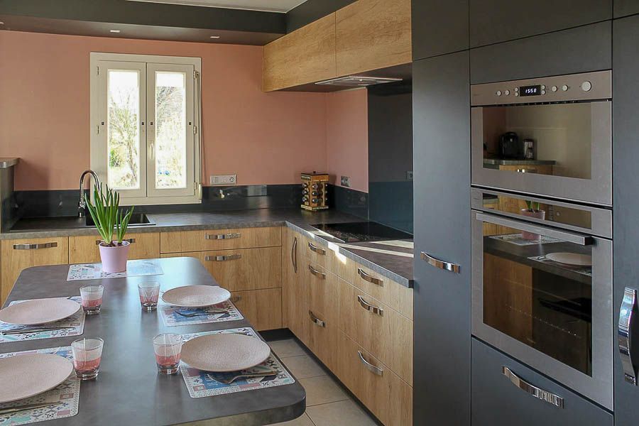 Cuisine sur mesure avec un plan de travail gris anthracite et du chêne bardolino