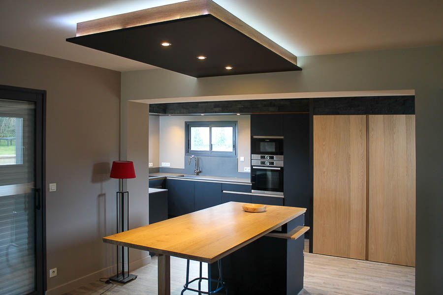 Cuisine sur mesure avec façades d'un noir mat et un plan de travail en corian gris