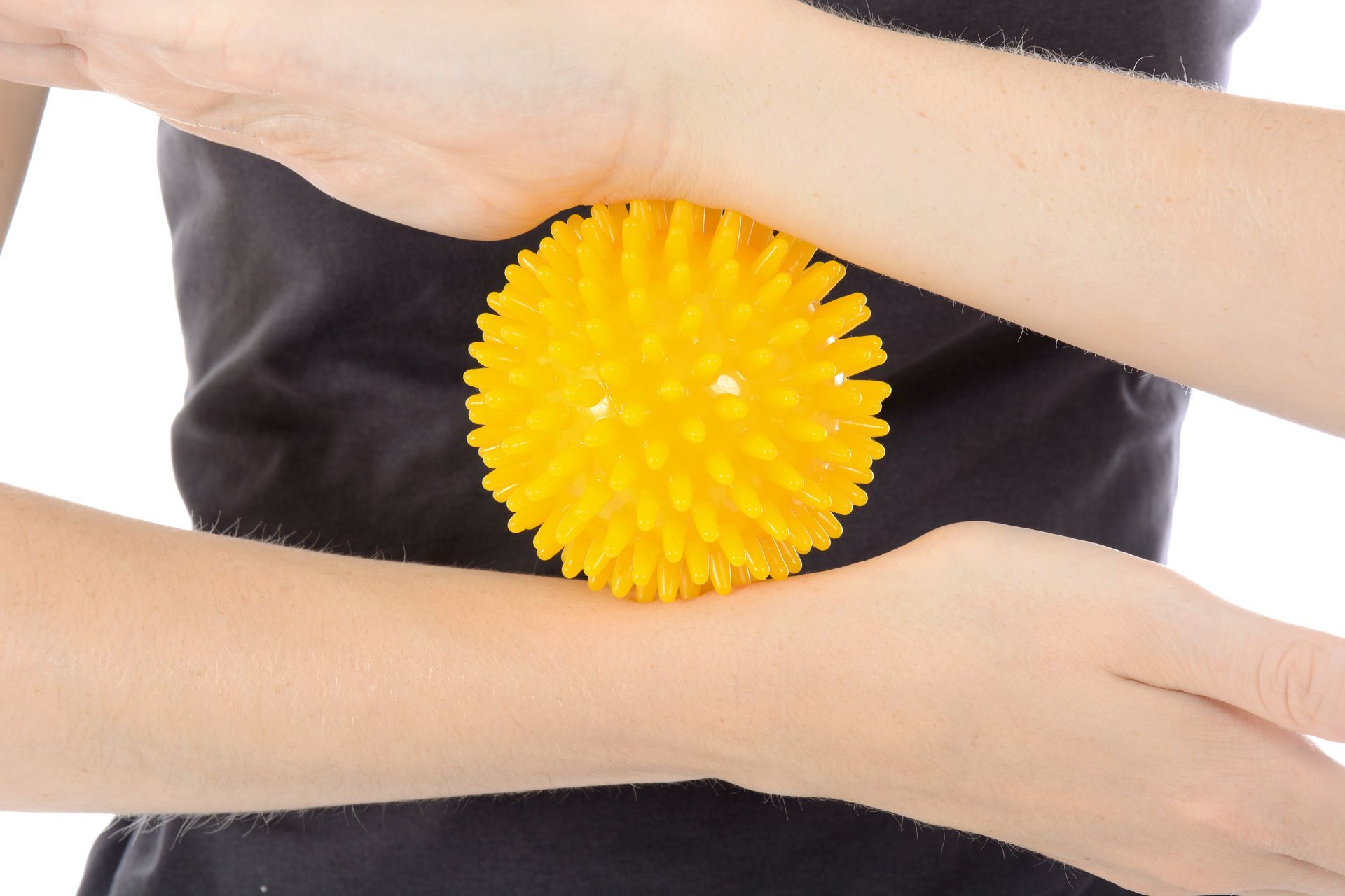 Eine Person benutzt ein Anreizspirometer und hält es so, dass eine rote Kugel angehoben ist.