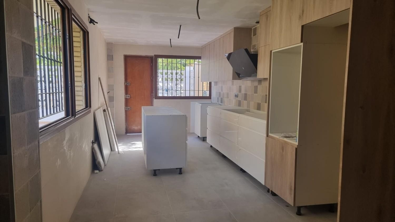 Una persona con una camisa a cuadros