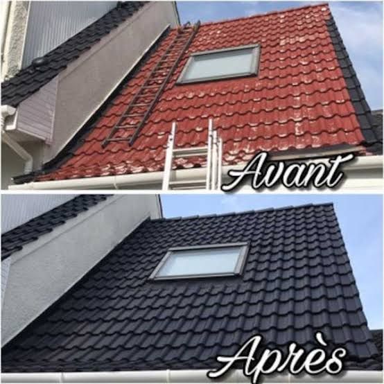 Comparaison avant/après d'une toiture : les tuiles rouges ont été remplacées par des tuiles gris foncé avec un puits de lumière.