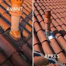 Avant et après la réparation d'un évent de toit sur des tuiles rouges, montrant un joint endommagé réparé avec un solin.
