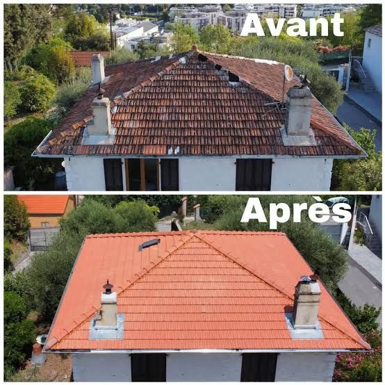 Vue aérienne avant et après rénovation du toit d'une maison : vieilles tuiles rouges en haut, toit orange récemment réparé en bas.