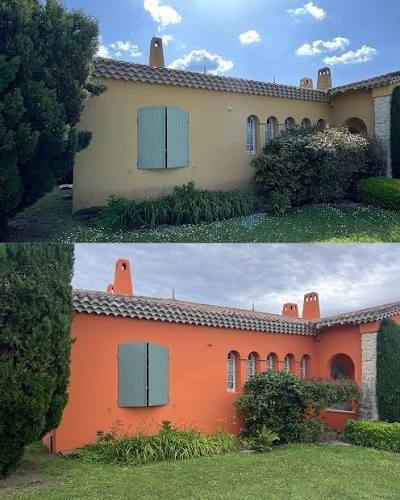 Avant et après travaux, l'extérieur d'une maison passe du beige à l'orange avec des volets bleus et un toit de tuiles.