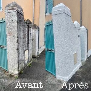 Avant et après travaux : l'entrée d'une ruelle étroite a été repeinte en blanc, avec un portail bleu.