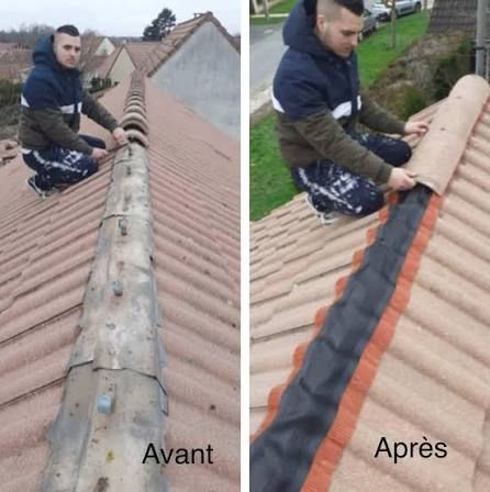 Réparation de toiture avant et après : un ouvrier colmate une fissure au faîte du toit avec du ruban adhésif étanche noir et orange.