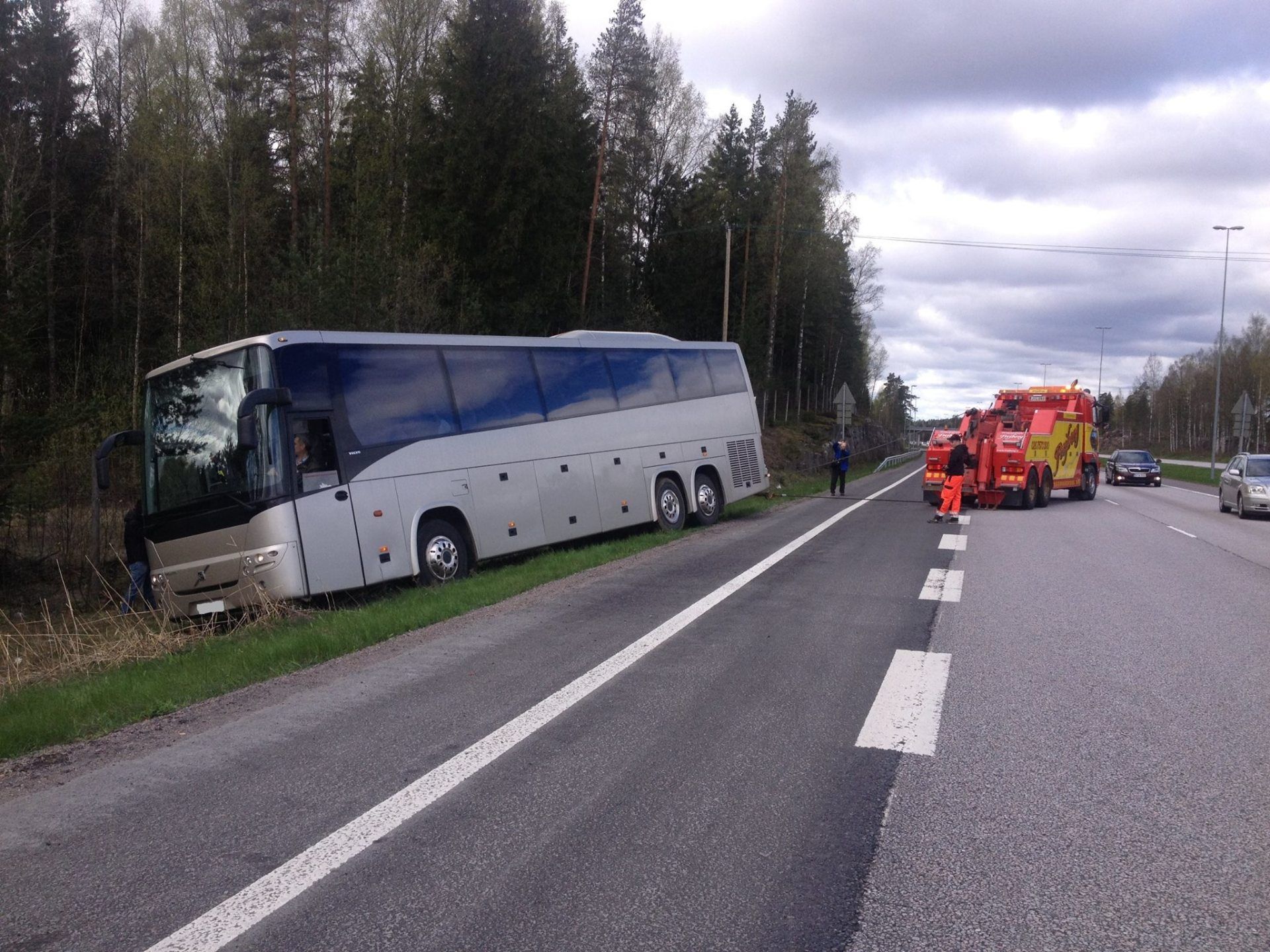 Bussi ajautui ojaan maastossa ja pelastushenkilöstöä valtatien vieressä metsäalueella