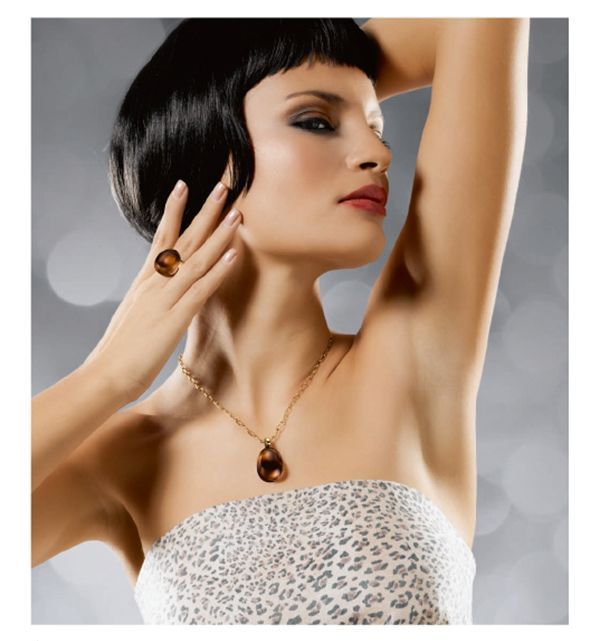 Frau mit Bronzefarbenden Schmuck