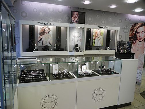 Glasvitrine mit ringe und Ohrringe