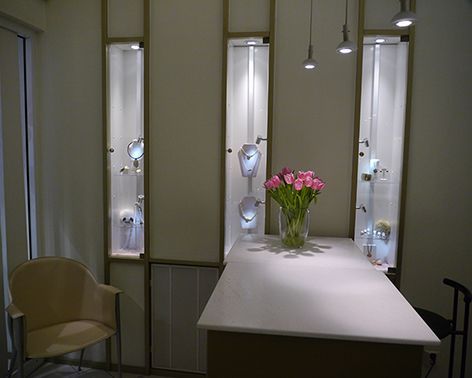 Halsketten in glasvitrine an Figuren