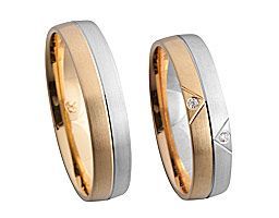 Halb rosegold und Halb silber mit 2 Dreiecke auf jeder seite und Stein drin