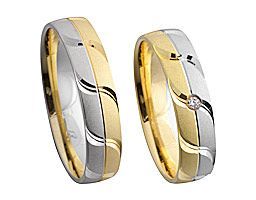 Halb gold und Halb silber mit wellenlinien und ein Stein