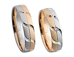 Halb rosegold und Halb silber mit wellenlinien und ein Stein