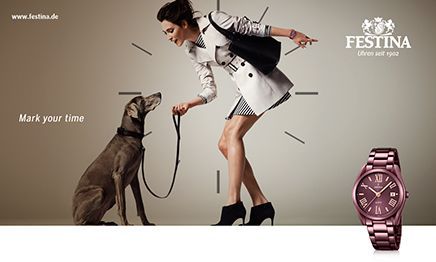 Frau mit Pink-Roter Uhr