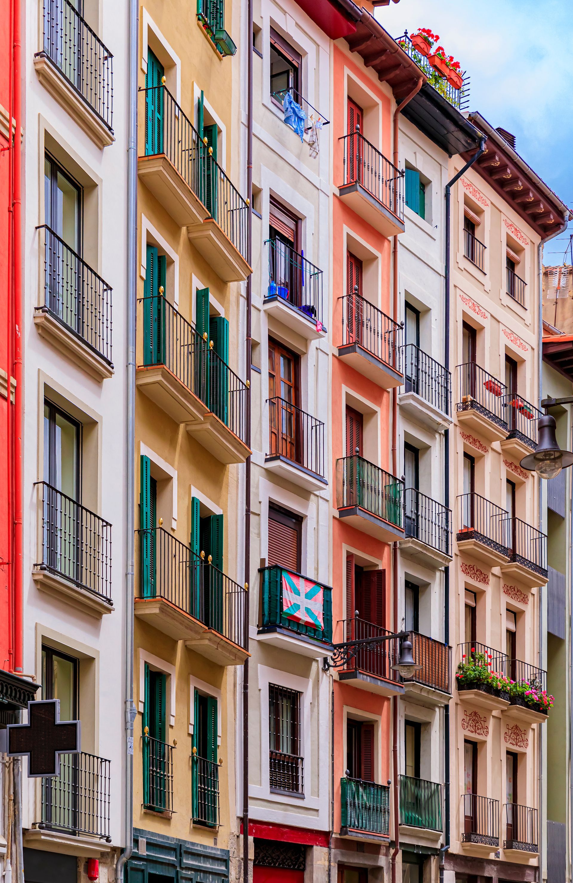 Fila de edificios coloridos con balcones.