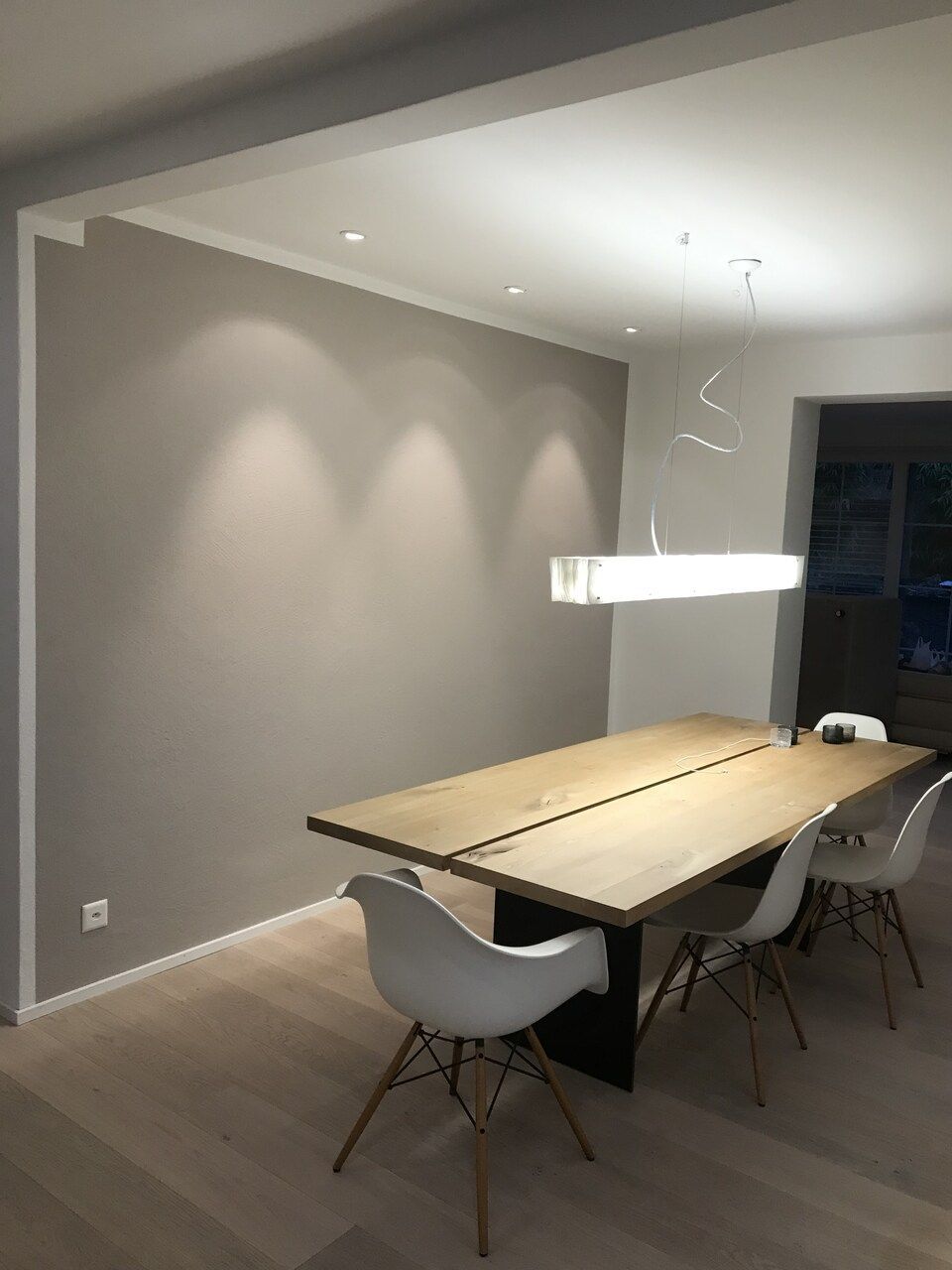 Ein Esszimmer mit einem langen Holztisch und Stühlen. Foto von der Maler Leuppi GmbH