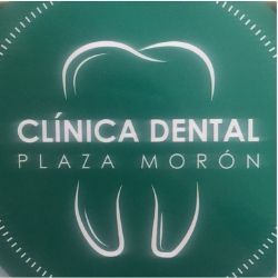 Logotipo cuadrado verde: contorno blanco de un diente, “CLÍNICA DENTAL PLAZA MORÓN” en letras blancas.