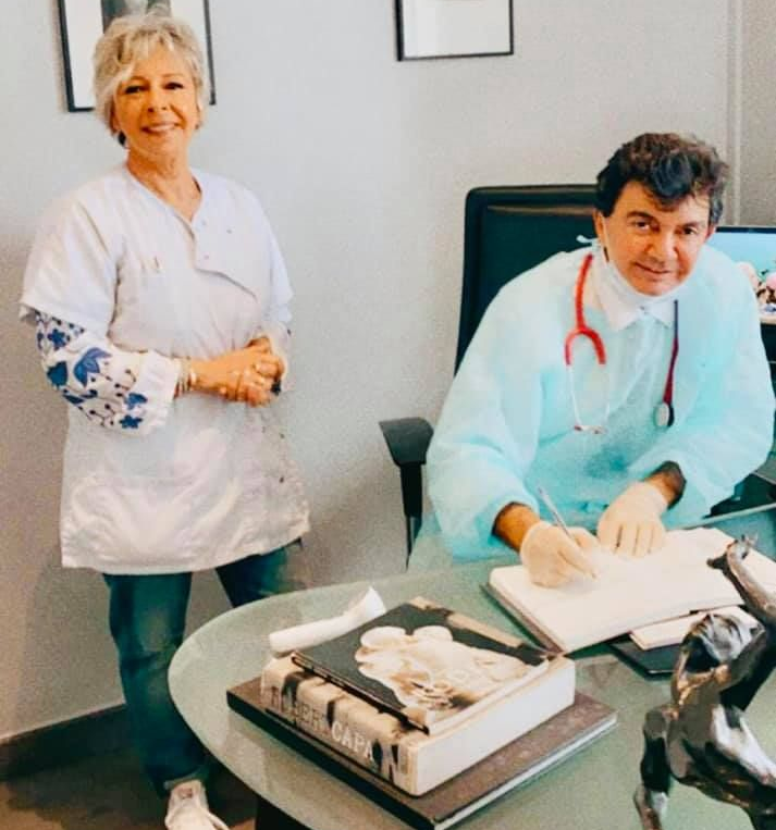 Un homme et une femme dans un cabinet médical.