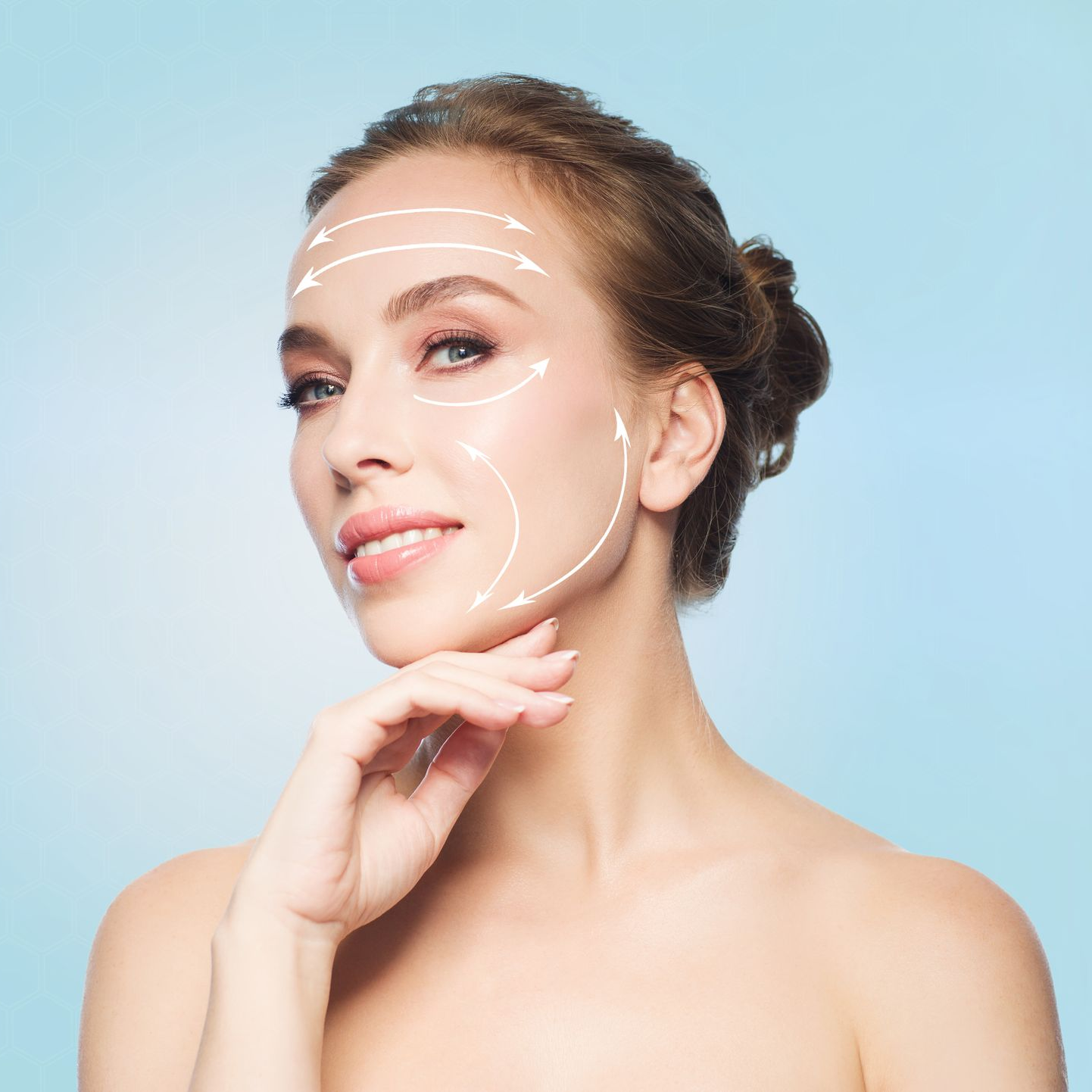 Femme souriante avec des flèches sur le visage.