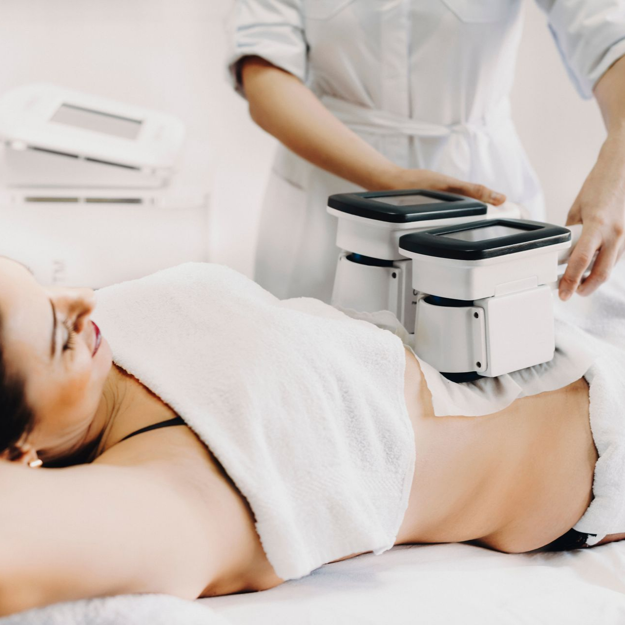 Une femme reçoit un traitement de cryolipolyse sur l'abdomen.