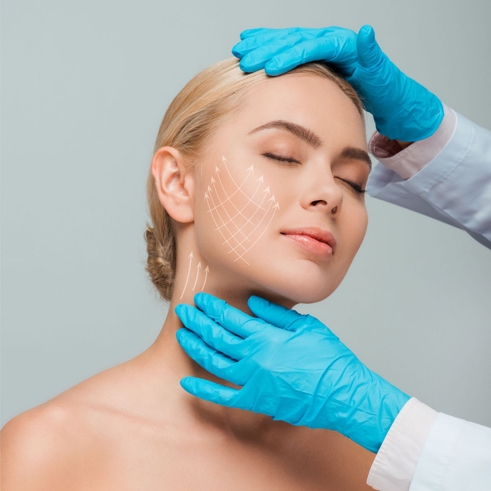 Femme aux yeux fermés, visage marqué par des flèches, des mains gantées de bleus touchant le visage et le cou.