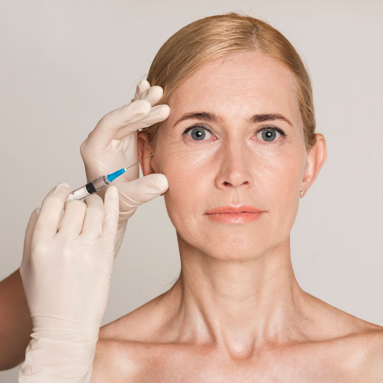 Femme recevant une injection près de l'œil.