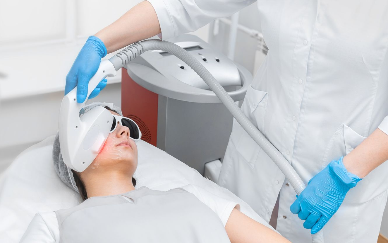 Une femme reçoit un traitement laser du visage dans un établissement médical.