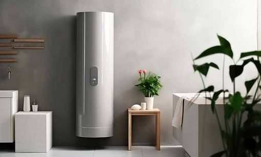 Modernes Badezimmer mit silbernem, wandmontiertem Warmwasserbereiter, Waschbecken, Handtuchhalter und Pflanzendekoration