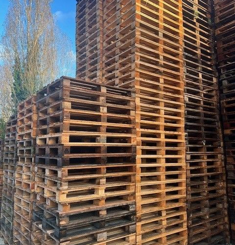 Des tas de palettes empilées