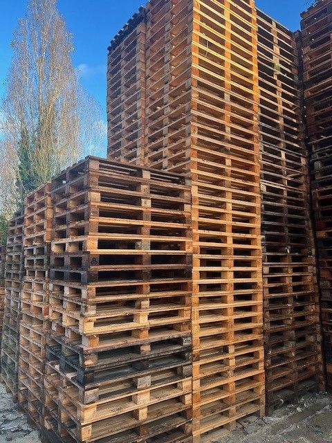 Des palettes en bois l'une sur l'autre