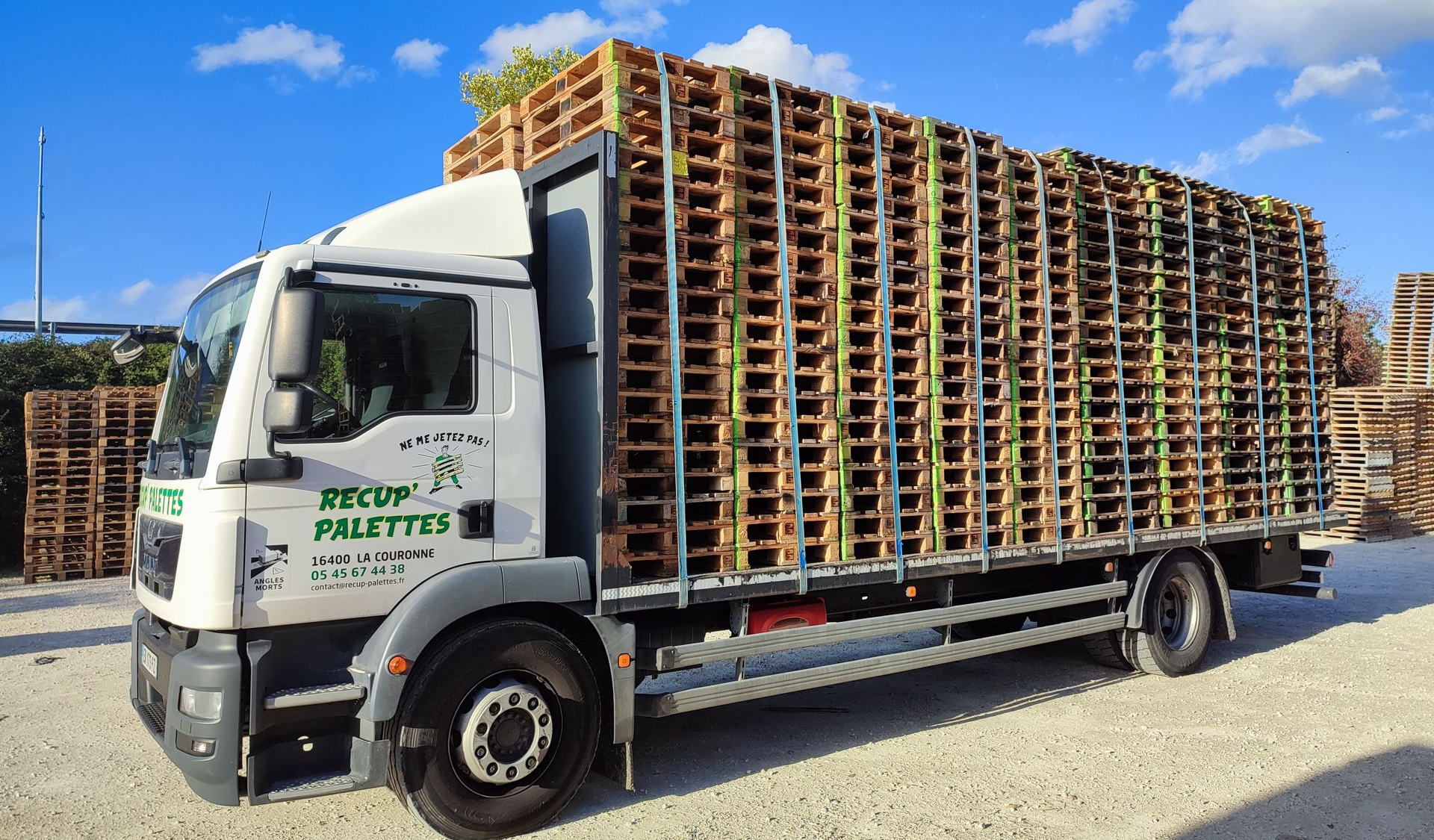 Des palettes en bois sur la remorque d'un camion