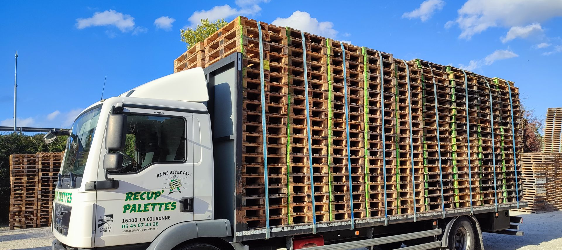 Un camion transporte des palettes en bois