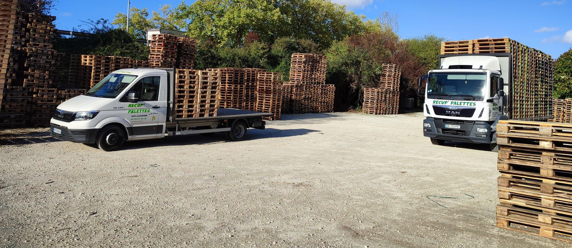 Des camions portant des palettes en bois