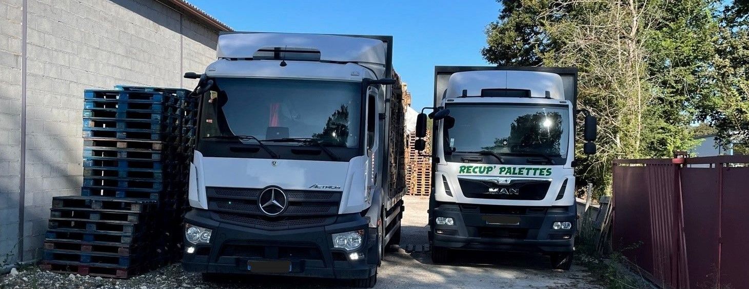 Des camions à côté de palettes en bois