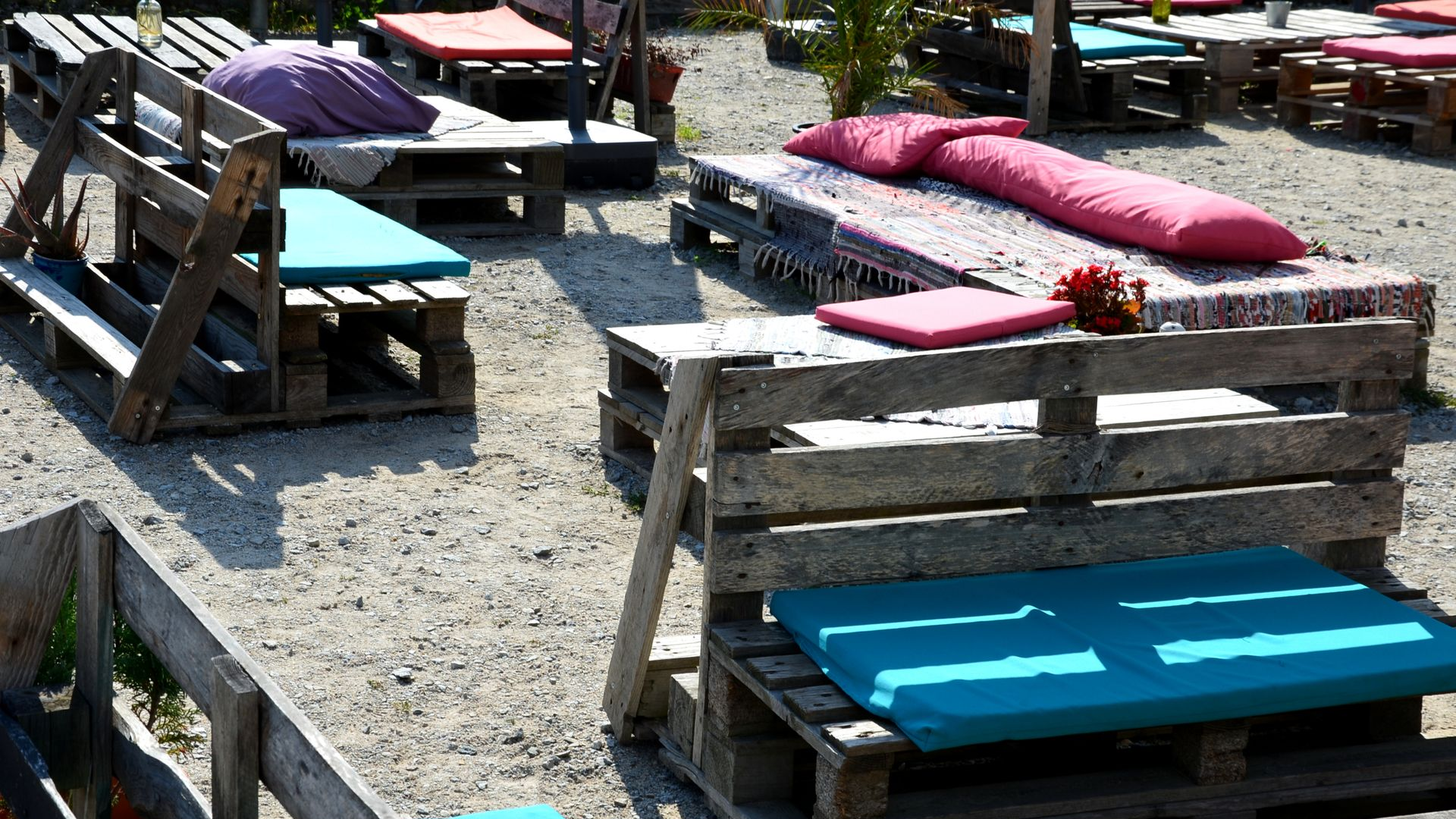 Un espace extérieur aménagé grâce à du mobilier fabriqué à partir de palettes en bois