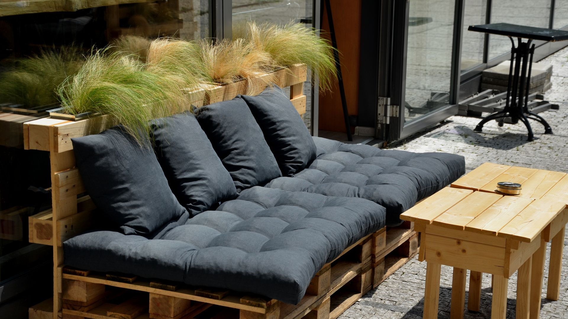 Un espace extérieur aménagé en terrasse avec des palettes en bois