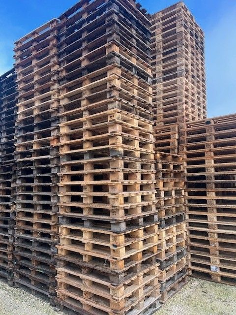 Des palettes l'une sur l'autre en hauteur