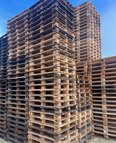 Un ensemble de palettes en bois