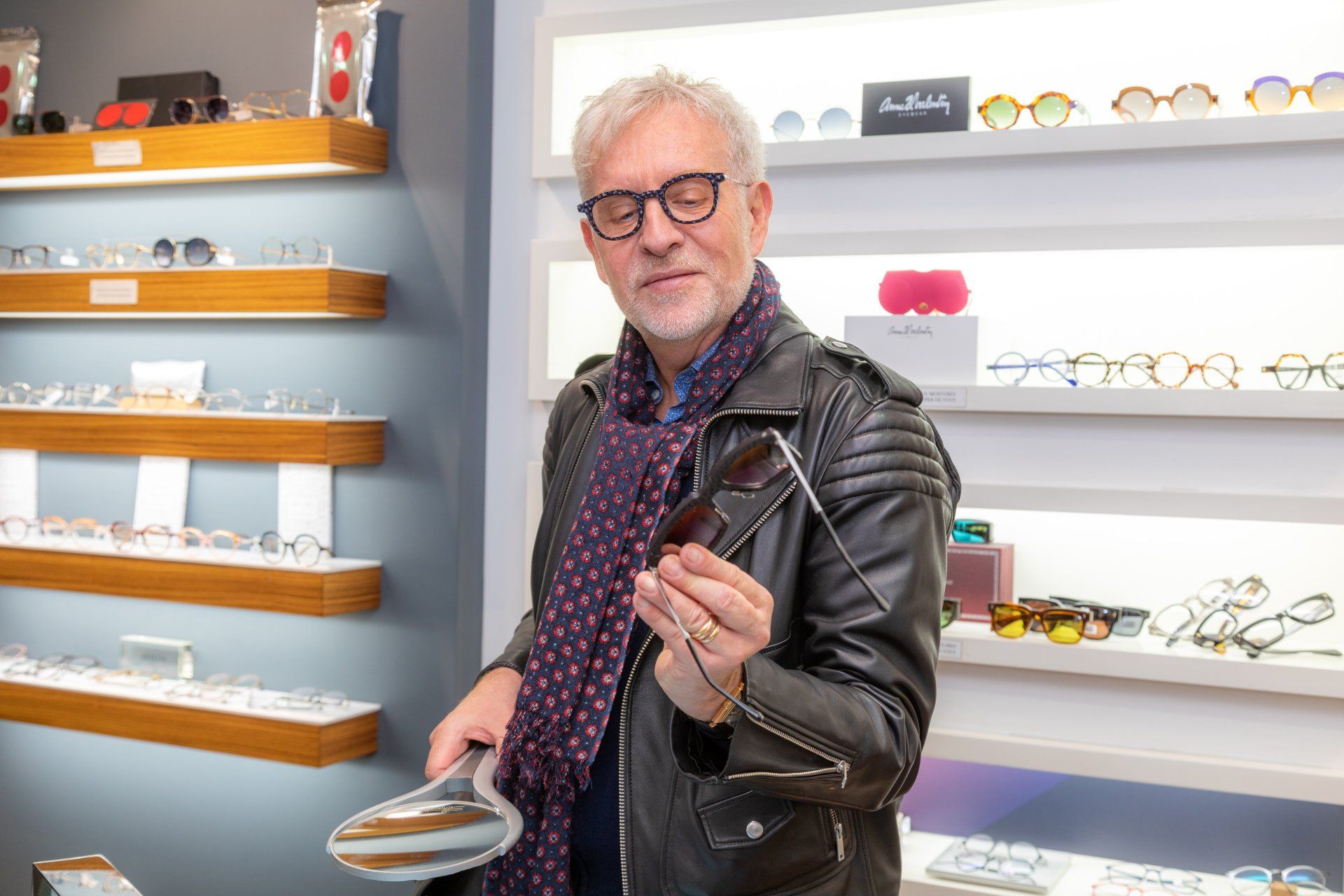 Un homme en train de choisir une paire de lunette