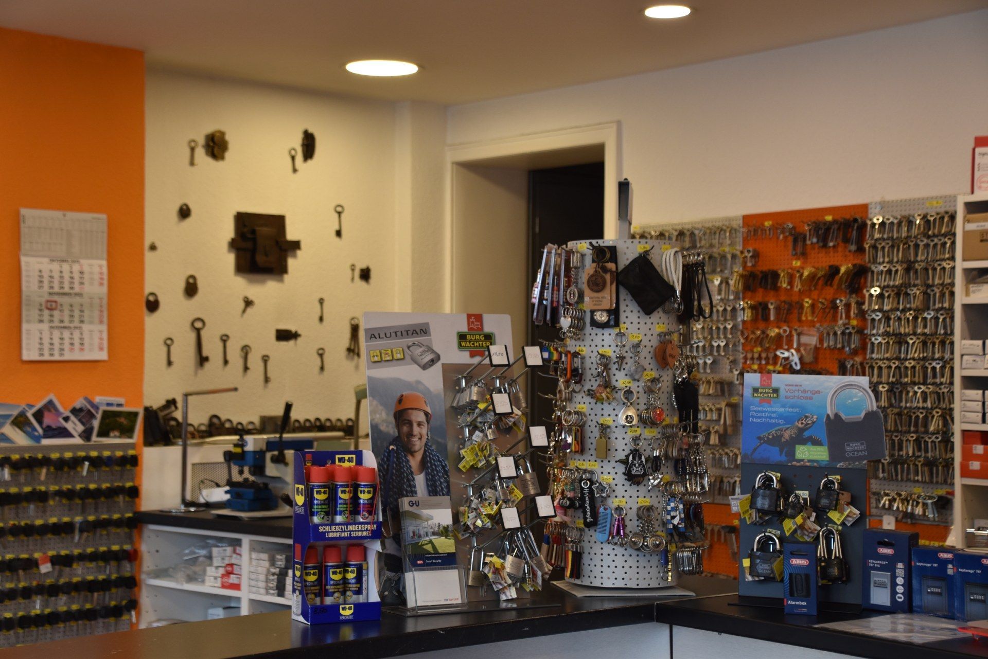 Thekenbereich eines Schlüsseldienstes mit Werkzeugen und Zubehör