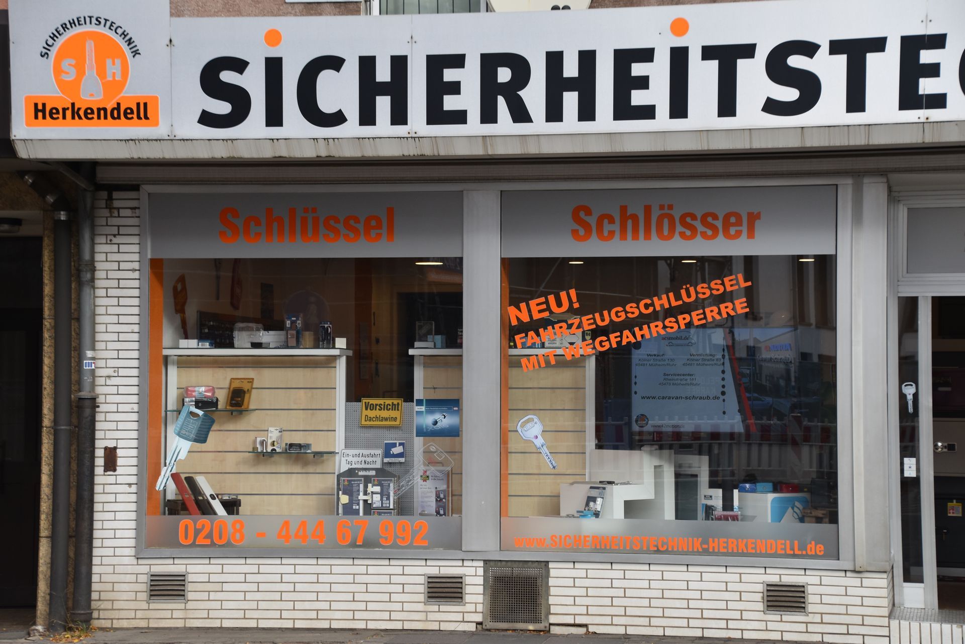 Schaufenster mit Schlüssel- und Schlossangebot von Sicherheitstechnik Herkendell in Mülheim an der Ruhr