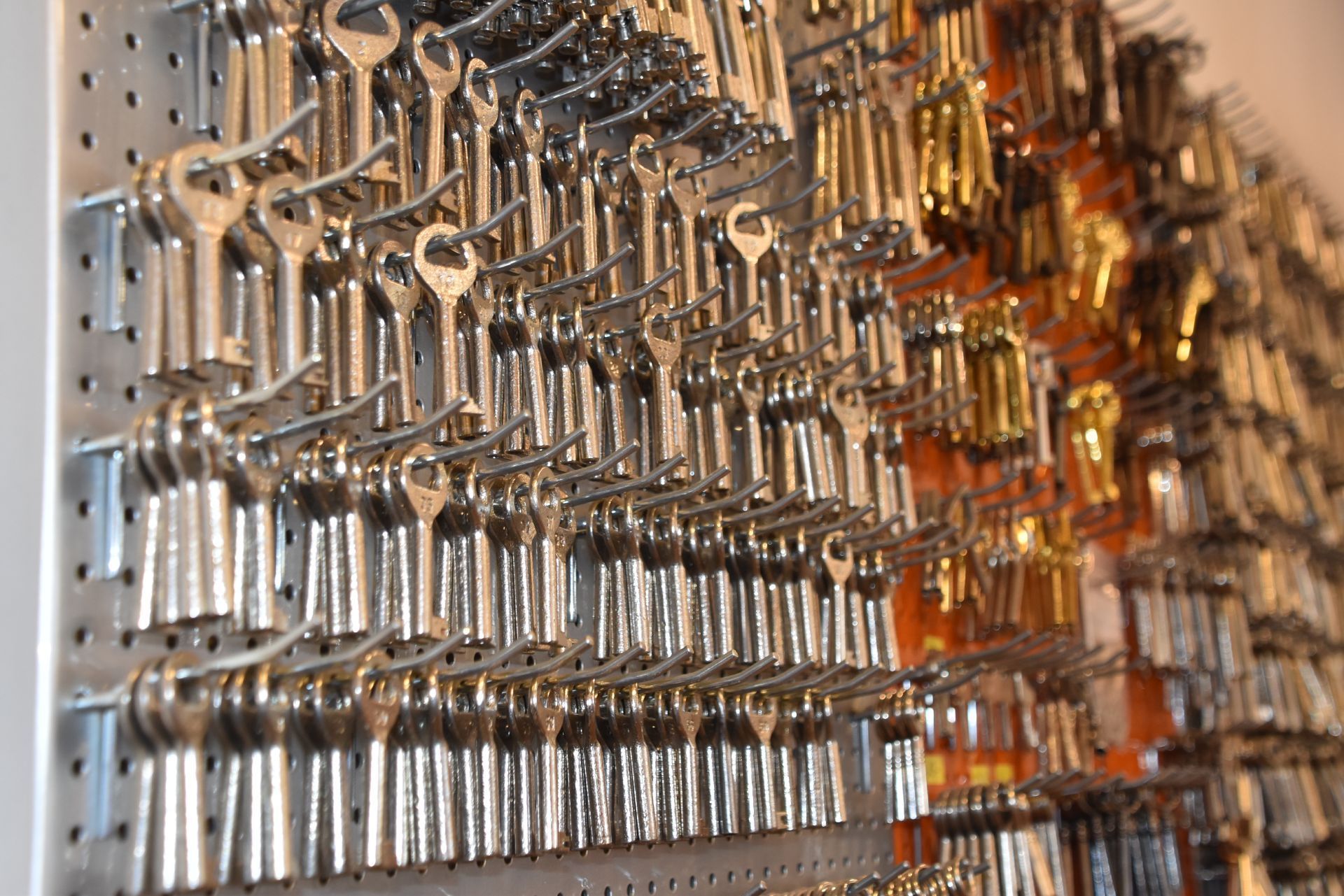 Nahaufnahme einer Schlüsselwand mit verschiedenen Schlüsselformen